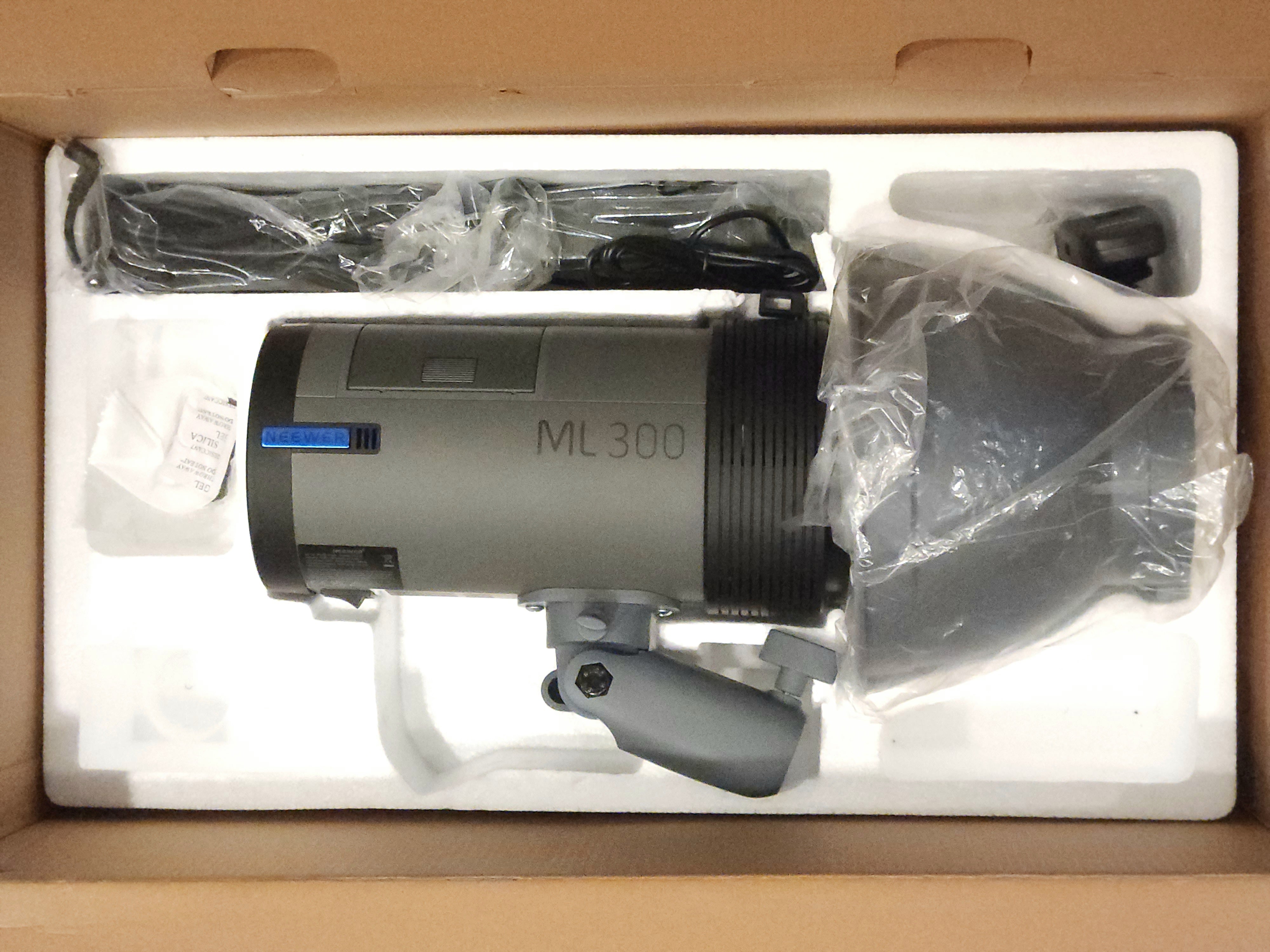 Neewer ML300 300W 2.4GHz Li-ion Battery-Powered Monolight