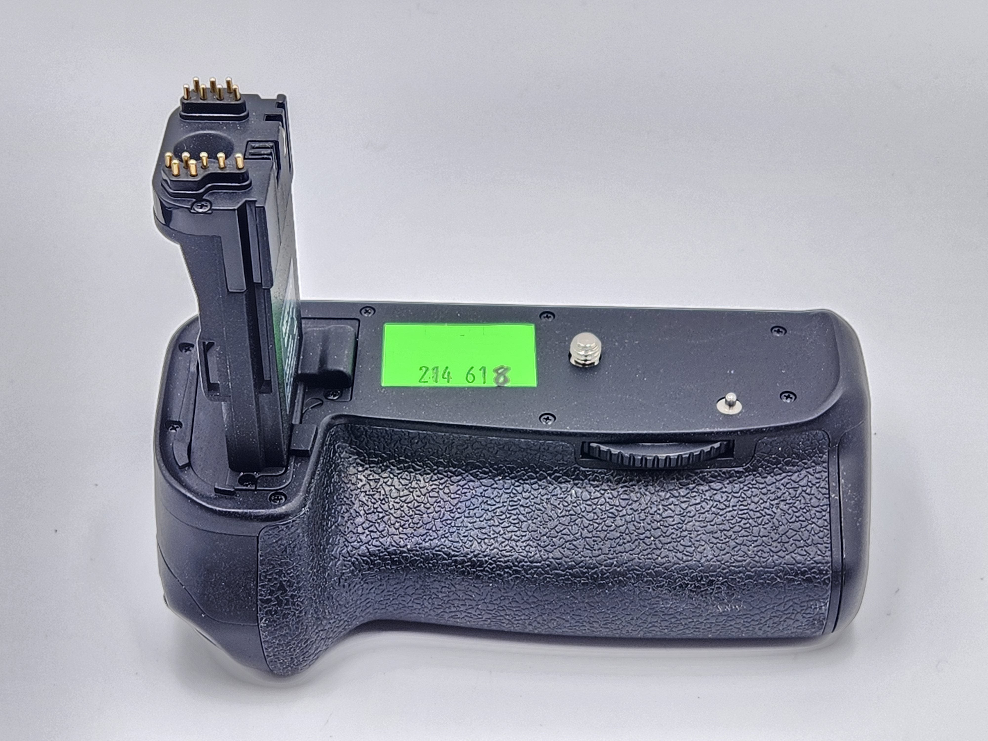 Used Neewer BG-E14 Grip f/Canon EOS 70D/80D